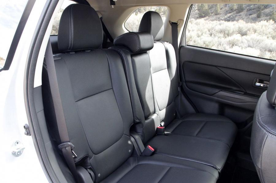  Mitsubishi Outlander 2014 года  (фото 18 из 136)